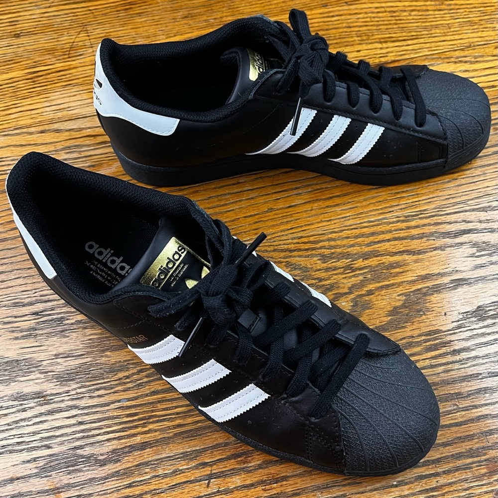 Adidas Superstar Black w/ White Stripes. Men’s size 11.5. Worn twice. Perfect!
